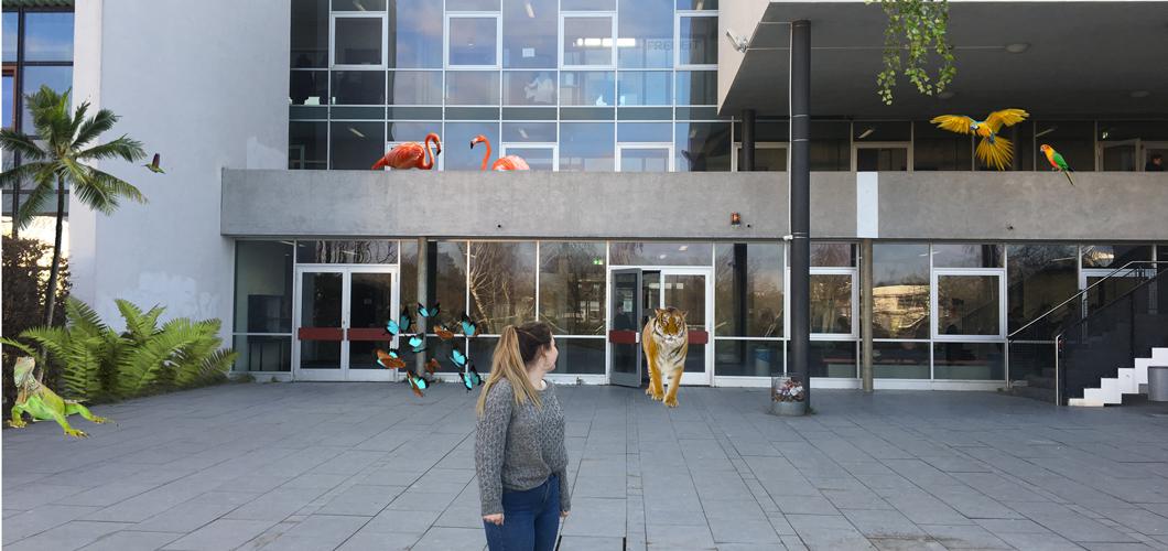 (c) Lisa Schmitt und Michelle Steinbach Almengo, Hannah-Arendt-Gymnasium Mädchen vor Schule