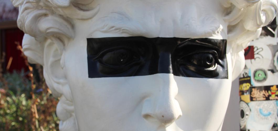 Statue mit Tape
