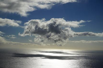 Wolken über dem Meer an sonnigem Tag